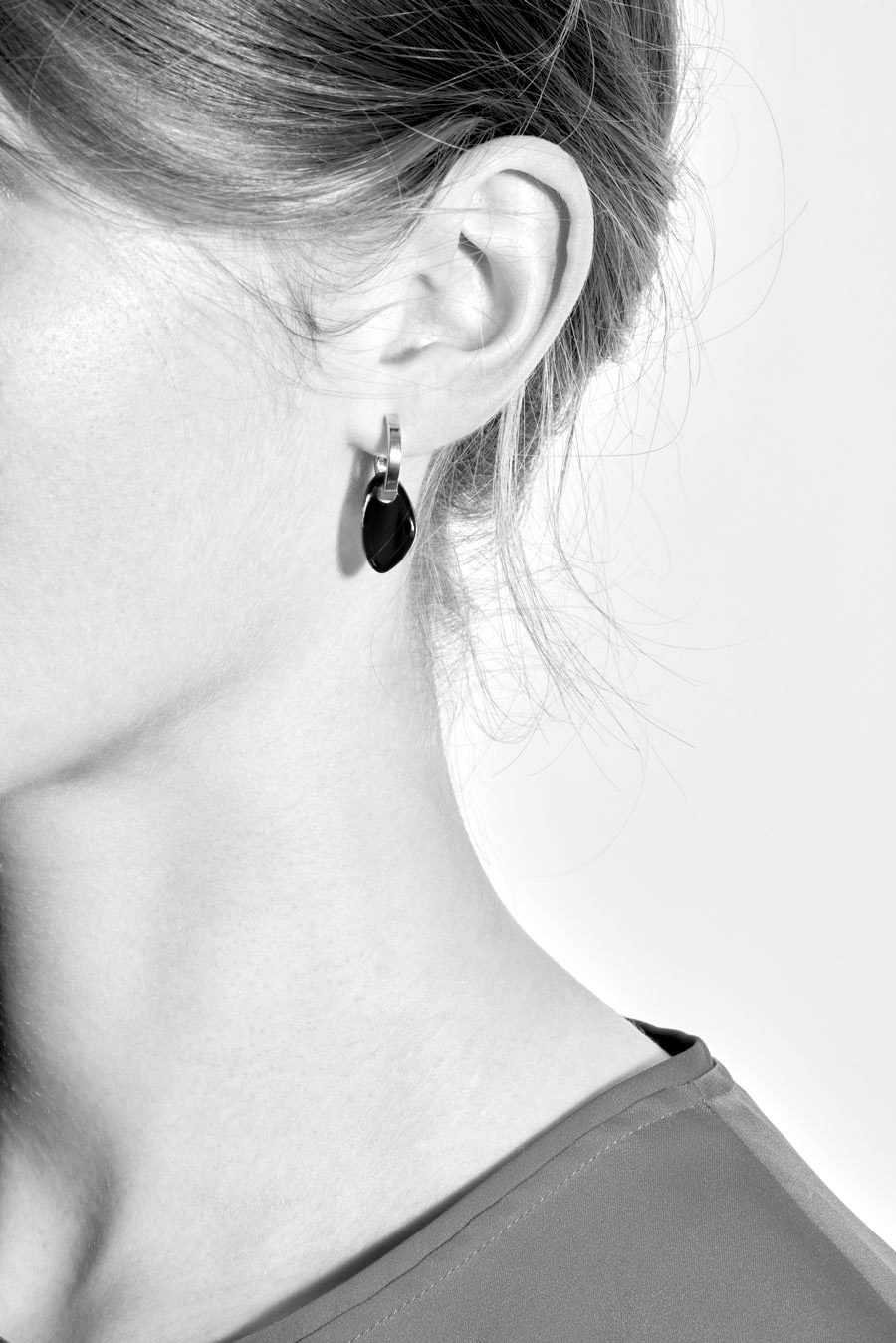 MINI PÉTALES SUR CRÉOLES _ NOIR – Image 2