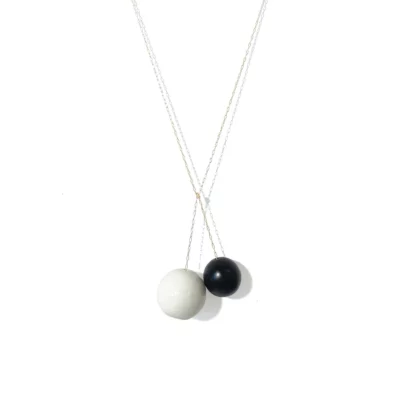 PENDENTIF TAC TAC _ noir et blanc