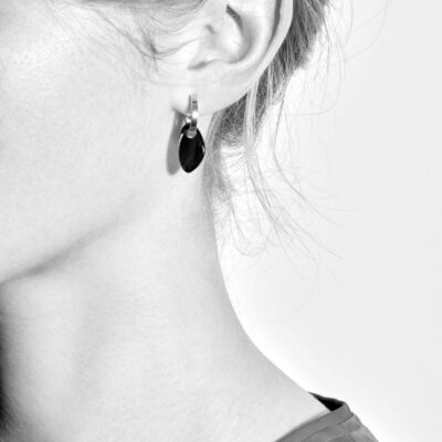 MINI PÉTALES SUR CRÉOLES _ NOIR